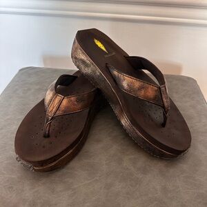 Volatile 10 women’s Bronze Brown Flip Flops